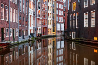 Amsterdam, Hollanda 'da sabah saatlerinde dar kanalları ve binaları var..