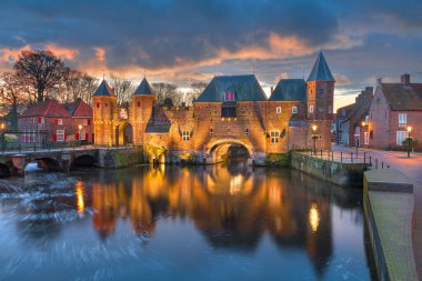 Amersfoort, Hollanda tarihi Koppelport 'ta şafakta.