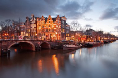 Alacakaranlıkta Amsterdam, Hollanda köprüleri ve kanalları. 