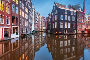 Amsterdam, Hollanda 'da sabah saatlerinde dar kanalları ve binaları var..