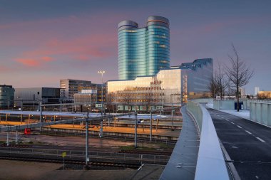 Utrecht, Hollanda tren istasyonu platformları üzerinde şafak vakti şehir manzarası.
