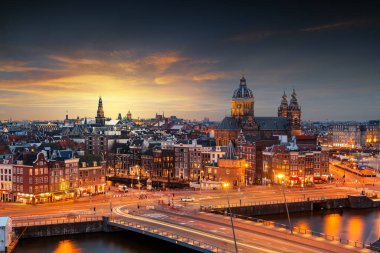 Eski Merkez Bölgesi üzerindeki Amsterdam, Hollanda şehir merkezi Aziz Nicholas Bazilikası.