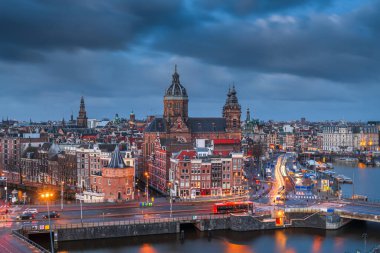 Eski Merkez Bölgesi üzerindeki Amsterdam, Hollanda şehir merkezi Aziz Nicholas Bazilikası.