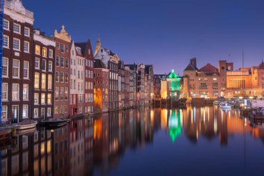 Amsterdam, Hollanda Damrak 'ta geceleyin.