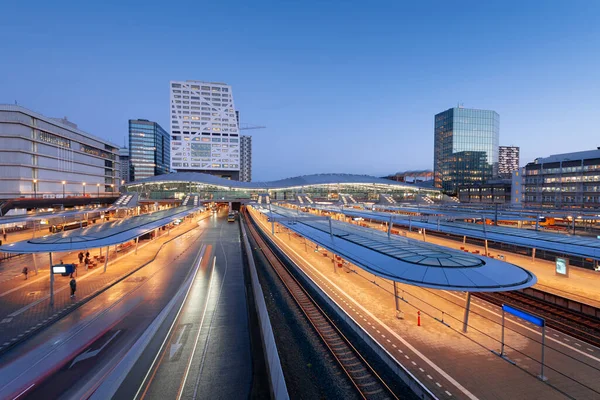 Utrecht Hollanda Tren Istasyonu Platformları Üzerinde Şafak Vakti Şehir Manzarası — Stok fotoğraf