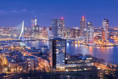 Rotterdam, Hollanda, alacakaranlıkta şehir silueti.