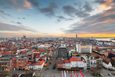Antwerp, Belçika Alacakaranlıkta yukarıdan.