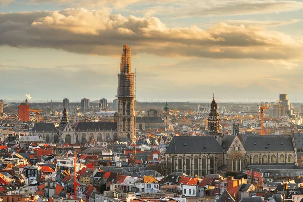 Antwerp, Belçika Alacakaranlıkta yukarıdan.