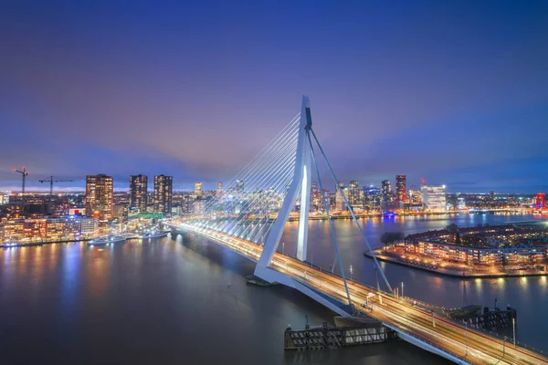 Rotterdam, Hollanda, alacakaranlıkta şehir silueti.