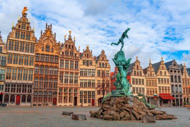 Antwerp 'li Grote Markt, Belçika Alacakaranlıkta.