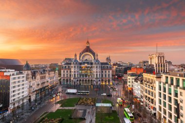 Antwerp, Belçika şehir merkezi Centraal tren istasyonundan şafağa kadar..