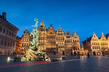 Antwerp 'li Grote Markt, Belçika Alacakaranlıkta.