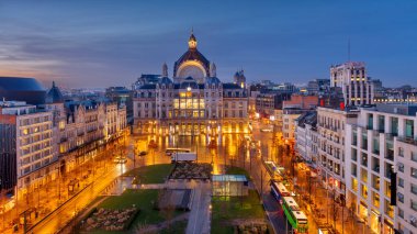 Antwerp, Belçika şehir merkezi Centraal tren istasyonundan şafağa kadar..