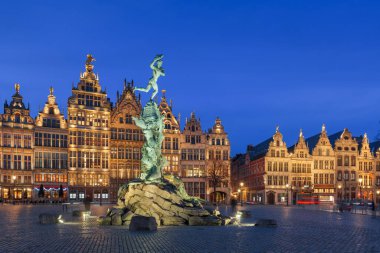 Antwerp 'li Grote Markt, Belçika Alacakaranlıkta.