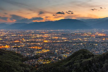 Kofu, Yamanashi, Japonya sehri alacakaranlıkta tepeden yükseliyor..