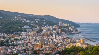 Atami, Shizuoka, Japonya alacakaranlıkta gökyüzüne yükselecek.