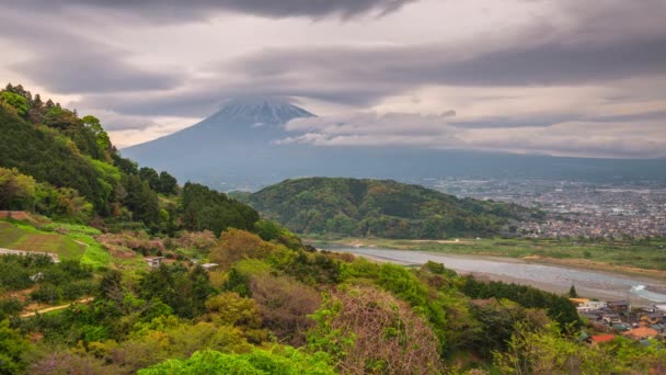 富士市 日本与山 富士笼罩在远处的云彩中 — 图库视频影像
