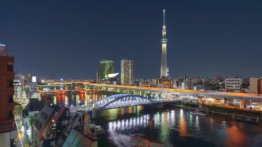 Tokyo, Japonya manzarası gece Sumida nehir üzerinde.