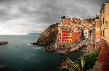 Riomaggiore, La Spezia, İtalya Cinque Terre 'de güzel bir tepe kasabası. Tepelerinde fırtına bulutları uçuşuyor..