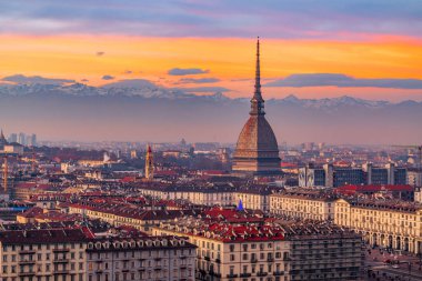 Torino, Piedmont, İtalya alacakaranlıkta Köstebek Antonellina ile gökyüzü.