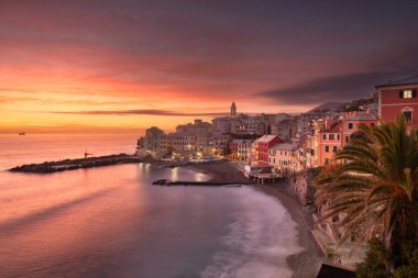 Bogliasco, Genoa, İtalya gün batımında Akdeniz üzerinde ufuk çizgisi.