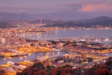La Spezia, İtalya alacakaranlıkta limanda gökdelen.