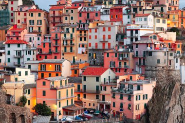 Manarola, La Spezia, İtalya 'nın Cinque Terre kıyı manzarası şafak vakti.