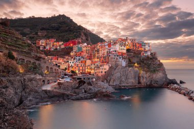 Manarola, La Spezia, İtalya 'nın Cinque Terre kıyı manzarası şafak vakti.