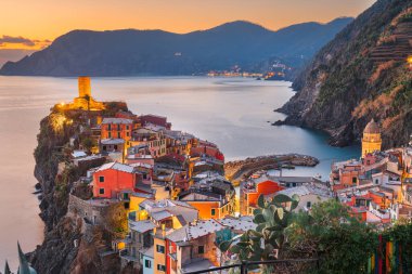 Vernazza, La Spezia, Liguria, İtalya alacakaranlıkta Cinque Terre bölgesinde..