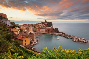 Vernazza, La Spezia, Liguria, İtalya alacakaranlıkta Cinque Terre bölgesinde..