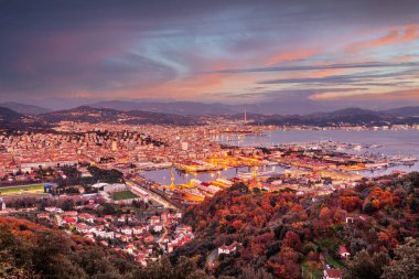 La Spezia, İtalya alacakaranlıkta limanda gökdelen.