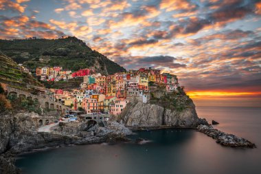 Manarola, La Spezia, İtalya 'nın Cinque Terre kıyı manzarası şafak vakti.