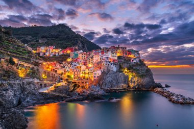 Manarola, La Spezia, İtalya 'nın Cinque Terre kıyı manzarası şafak vakti.
