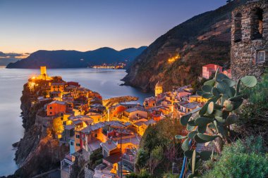 Vernazza, La Spezia, Liguria, İtalya alacakaranlıkta Cinque Terre bölgesinde..