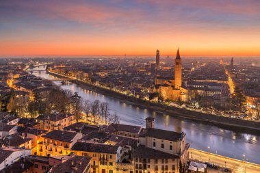Verona, İtalya Alacakaranlıkta Adige Nehri üzerinde Skyline.