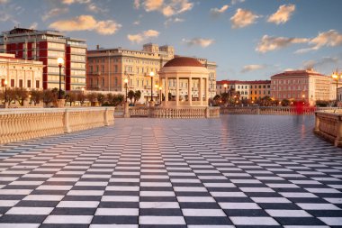 Terrazza Mascagni, Livorno, İtalya 'da gün batımında.