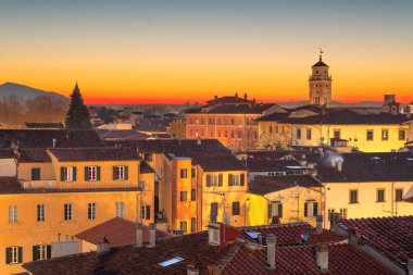 Pisa, Toskana, İtalya alacakaranlıkta ufuk çizgisi.