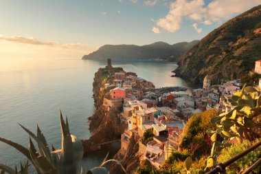 Vernazza, La Spezia, Liguria, İtalya alacakaranlıkta Cinque Terre bölgesinde..