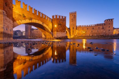 İtalya 'nın Verona kentindeki Adige Nehri üzerindeki Castelvecchio Köprüsü Alacakaranlık vakti.