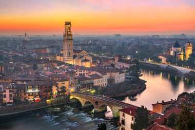 Verona, İtalya alacakaranlıkta Adige Nehri üzerinde ufuk çizgisi.