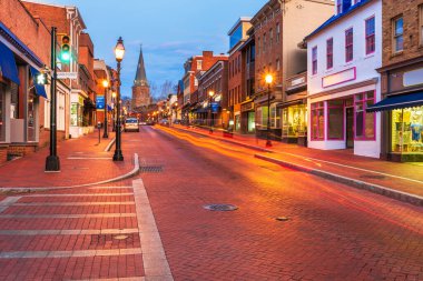 Annapolis, Maryland, ABD şehir merkezindeki ana caddede şafakta St. Anne Kilisesi 'ne doğru..