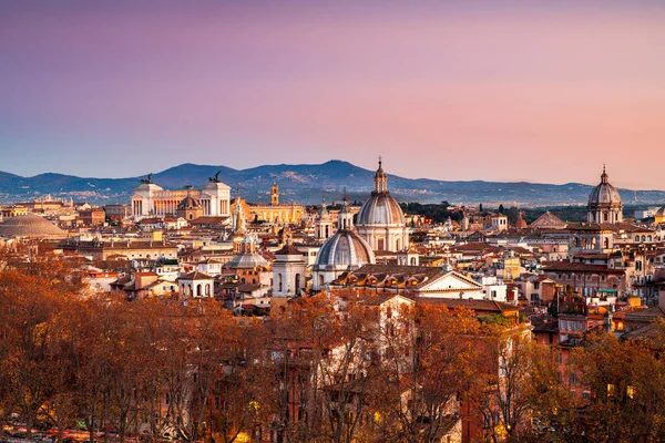 Rom Italiens Historiska Skyline Skymningen Med Höstlövverk — Stockfoto
