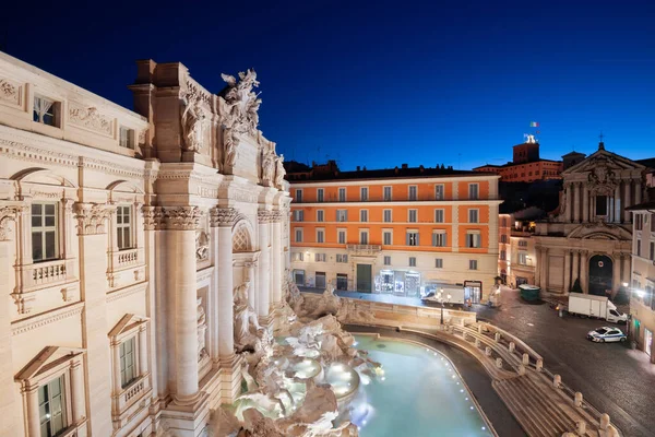 夕暮れ時のトレビの泉を見下ろすイタリア ローマ — ストック写真