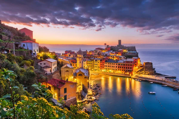 Vernazza Spezia Liguria Talya Alacakaranlıkta Cinque Terre Bölgesinde — Stok fotoğraf