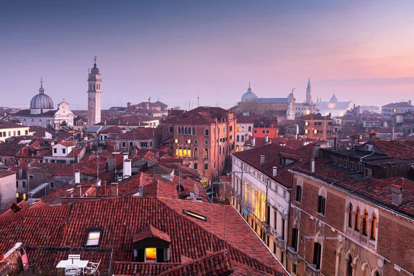 ヴェネツィア イタリアの屋上スカイラインと夕暮れ時の歴史的なランドマーク — ストック写真