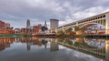 Cleveland, Ohio, Amerika Birleşik Devletleri şehir şehir manzarası alacakaranlıkta Cuyahoga Nehri üzerinde.