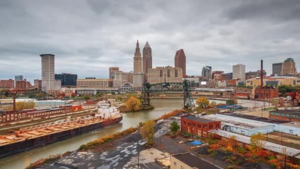 Cleveland Ohio Usa Popołudniowa Panorama Miasta Terenami Przemysłowymi Sezonie Jesiennym — Wideo stockowe