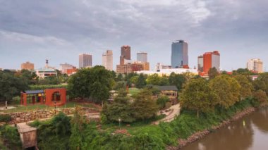 Little Rock, Arkansas, ABD Alacakaranlıkta nehirde ufuk çizgisi.