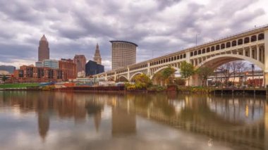 Cleveland, Ohio, Amerika Birleşik Devletleri şehir şehir manzarası alacakaranlıkta Cuyahoga Nehri üzerinde.