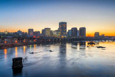 Richmond, Virginia, Usa şehir merkezi alacakaranlıkta James Nehri üzerinde ufuk çizgisi.